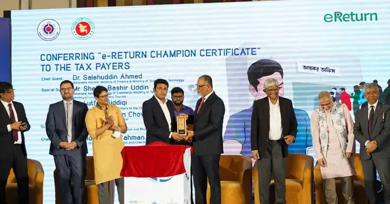 পুরস্কার গ্রহণের সময়